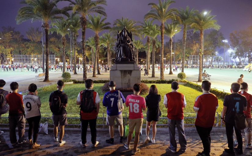 逾千球迷大和解不分敵我組人鏈 維園高唱《願榮光歸香港》