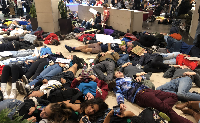 呼籲對抗氣候變化 數百抗議者「擬死示威」