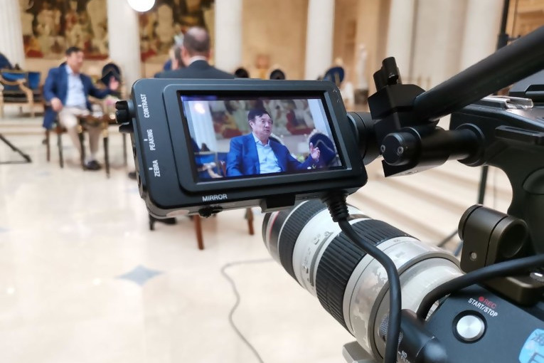 孟晚舟被捕時  對父親任正非說：矛頭對著你的