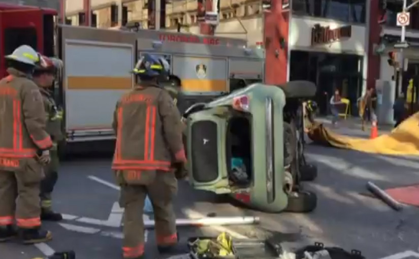 【突發】多倫多市中心兩車相撞 一輛車撞至翻側