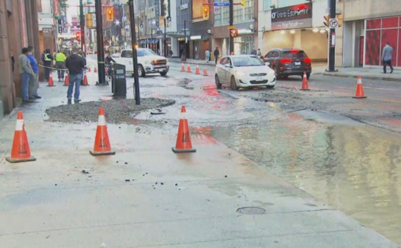 伊頓中心附近爆地下水管 一段Yonge街北行線封閉