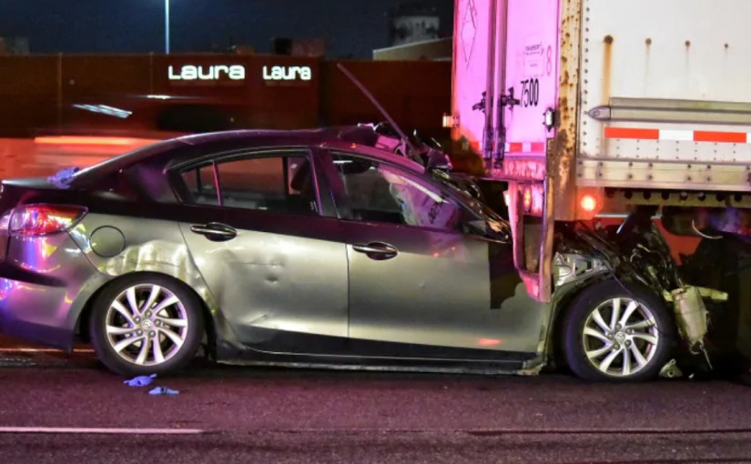 401公路私家車撞貨櫃車尾 男司機危殆