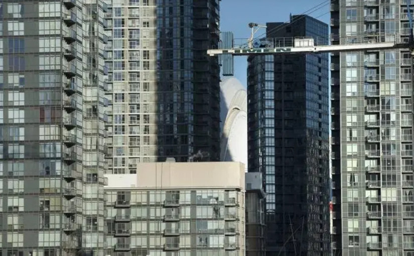 30歲男子爬上吊機跳降傘被捕