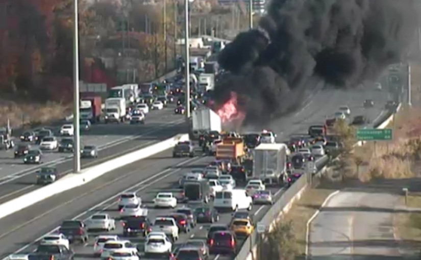 【更新】QEW近奧克維爾着火貨車已救熄