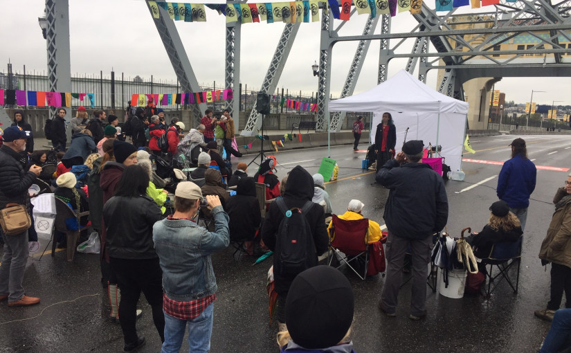 環保份子阻塞溫哥華的布拉德街橋