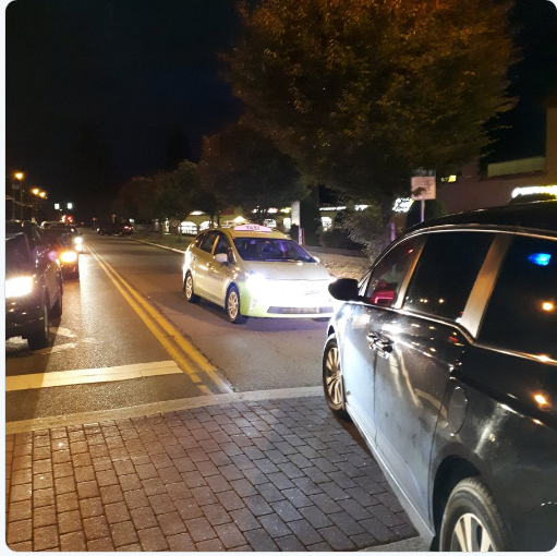 的士行錯線 幾乎撞警車