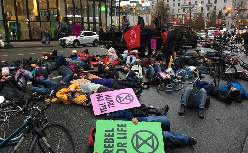 環保人士周五交通高峰期再佔溫市中心「擬死示威」