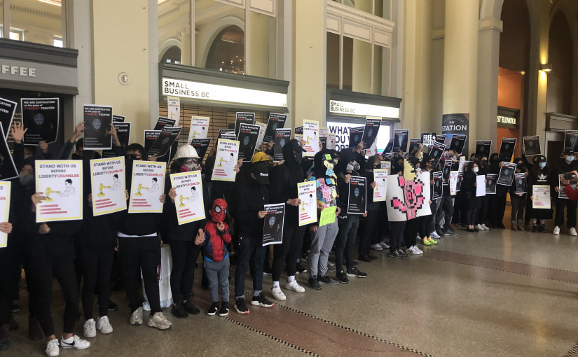 不滿港府推禁蒙面法 抗議者於溫市中心天車站進行快閃蒙面默站