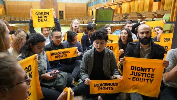 他們在國會山莊內抗議氣候變化   遭禁足一個月