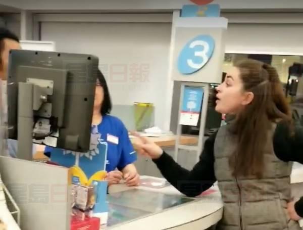 【有片】本拿比驚現種族歧視   一白人女子對亞裔店員粗言叫罵