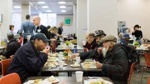 溫哥華市中心東端的聯合福音差會派發免費感恩節火雞餐