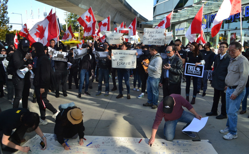 列治文天車站反送中集會 一名男子疑因推搡警察被逮捕