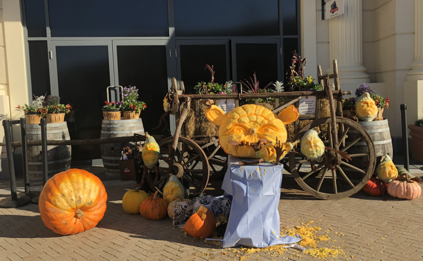 迎萬聖節 南瓜雕刻師現場秀技藝