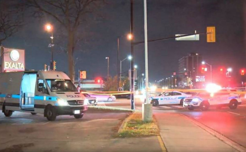 女子凌晨過馬路 被右轉旅遊巴輾傷