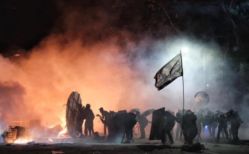 【多圖】中大烽煙四起  催淚彈橡膠彈槍聲不斷  學生擲汽油彈磚頭還擊