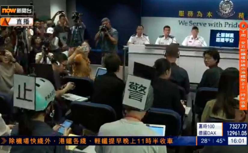 6家傳媒記者展「查警暴 止警謊」標語 警中止記者會改網上直播