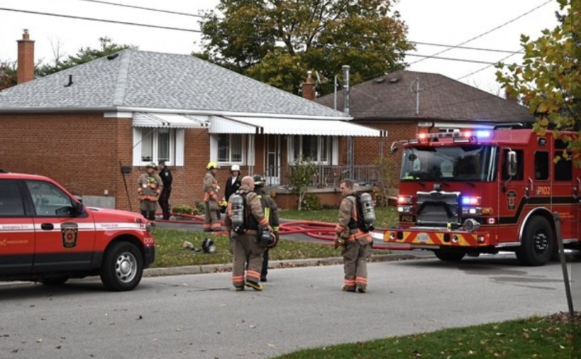 密市民居車房起火 1死1吸入濃煙送院