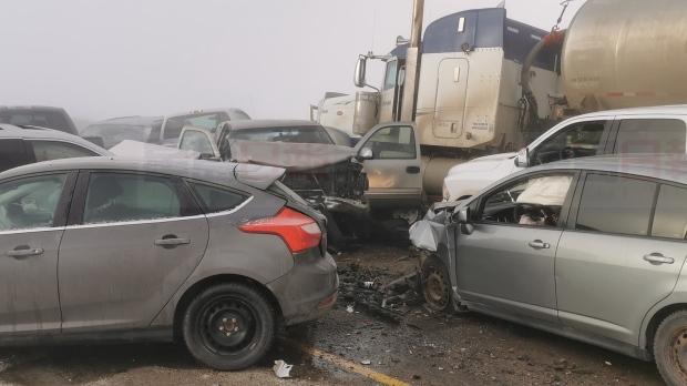 亞省連環車禍   16輛車撞成一團