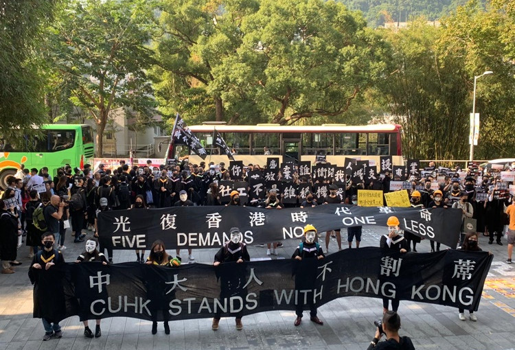 【有片 ‧ 多圖】大批學生戴口罩遊行  中大畢業禮提早結束