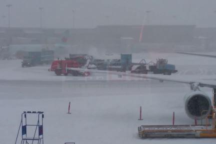 受雪暴冰雨影響 滿地可機場逾百航班被取消
