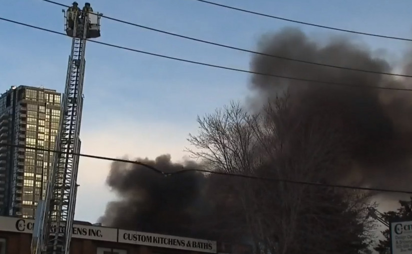 汽車維修店大火 店內多次發生爆炸