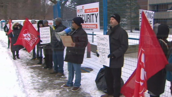 北約克公寓大火後 流離失所居民寒風中抗議