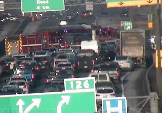 QEW密西沙加路段發生四車相撞事故