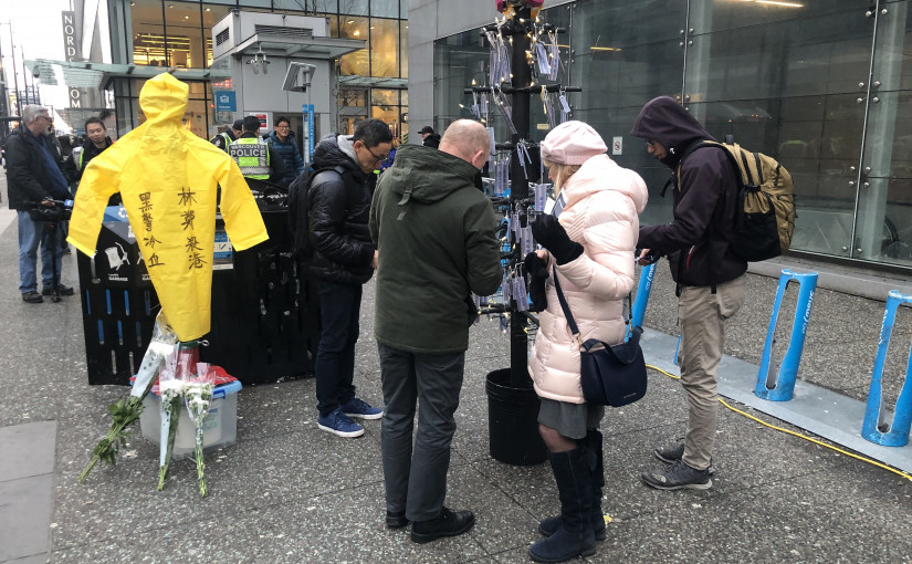 溫哥華市中心「催淚彈聖誕樹」活動 宣揚香港抗爭者訴求