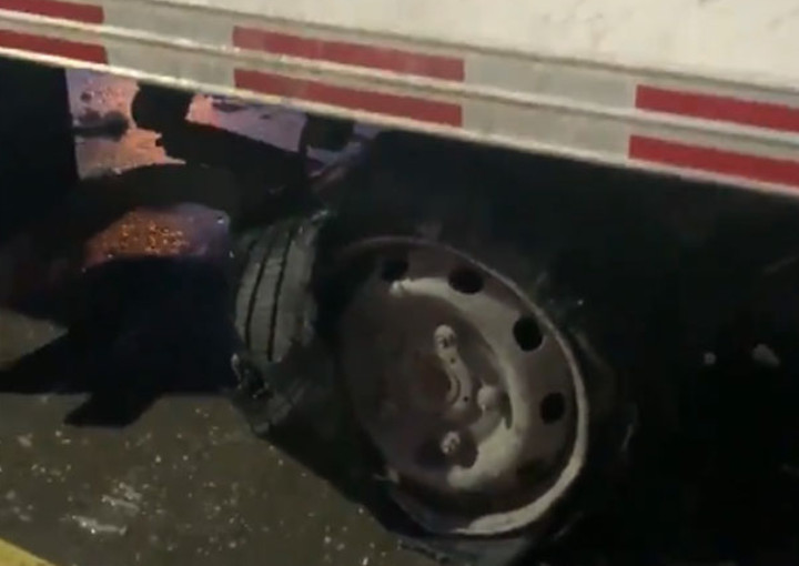 Gardiner路面大坑 至少12輛汽車受損