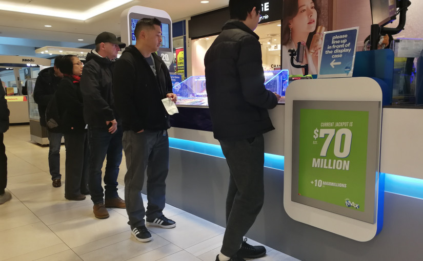 7000萬彩金 吸引市民排隊購買「至多彩」