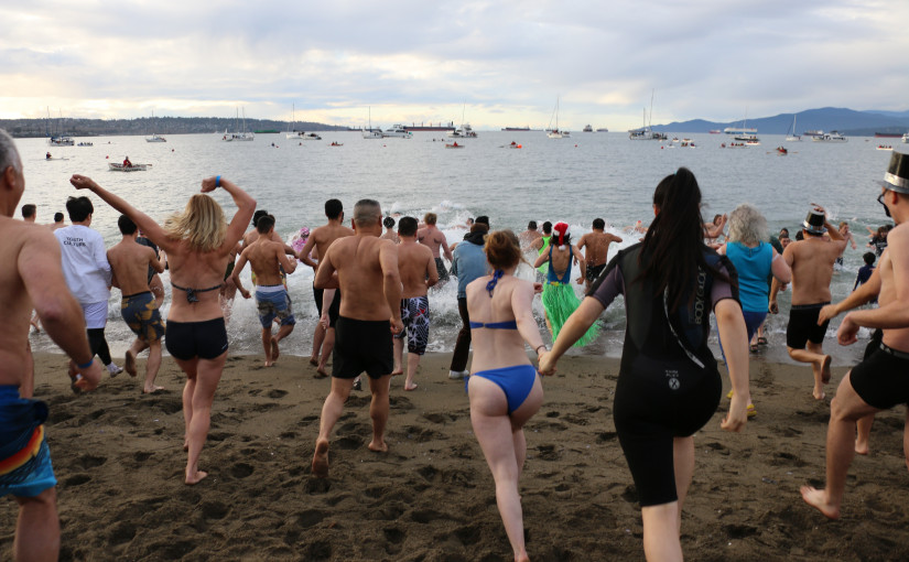 第100屆「北極熊冬泳」溫市舉行 逾6000泳者參與