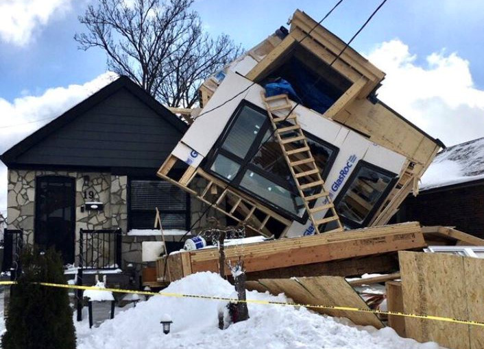 建築中獨立屋遭強風吹起 橫倒隔鄰物業上