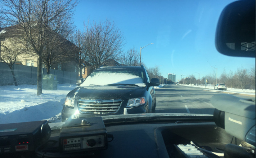 擋風玻璃被雪全遮蓋司機照開車  遭警截停 應如何罰？