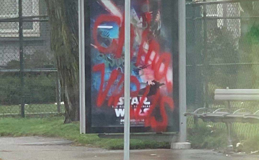 溫哥華西區有巴士站廣告牌被人噴上「中國病毒」的塗鴉