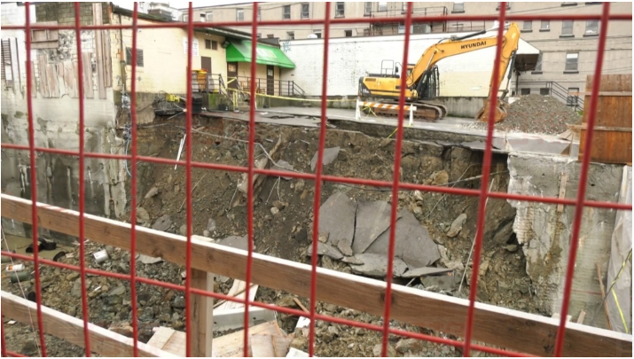 溫東粥麵館後院因地陷而出現一個大坑