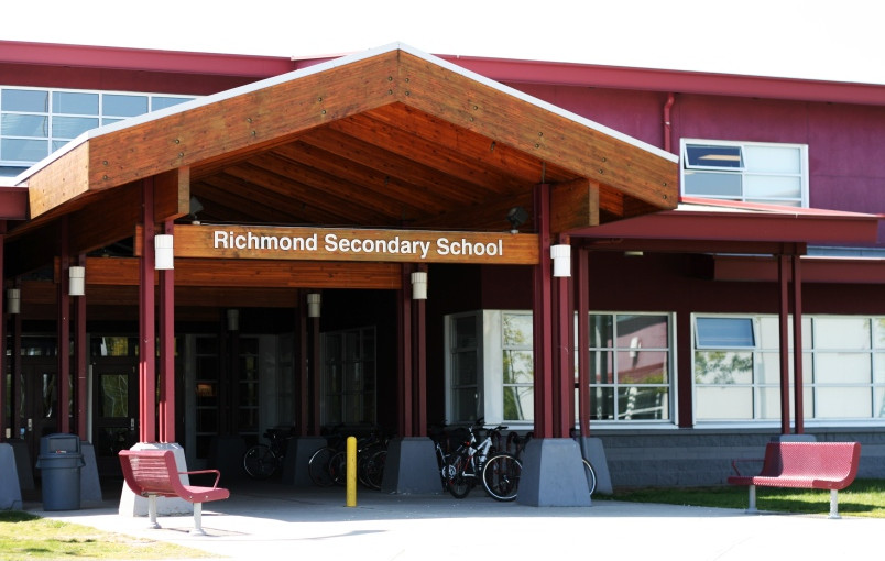 【突發/更新】列治文中學封校，騎警指有人報假警