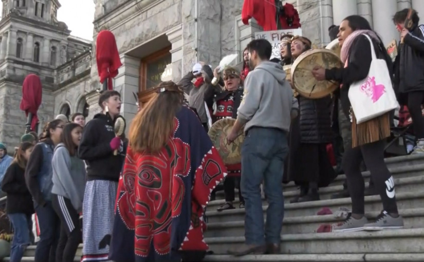 【有片】省議會將舉行施政報告  抗議者阻撓堵門口