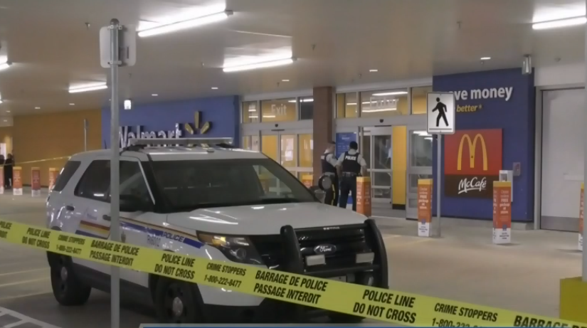 【多片】持刀男列治文鬧市Walmart  與警對峙1小時被捕