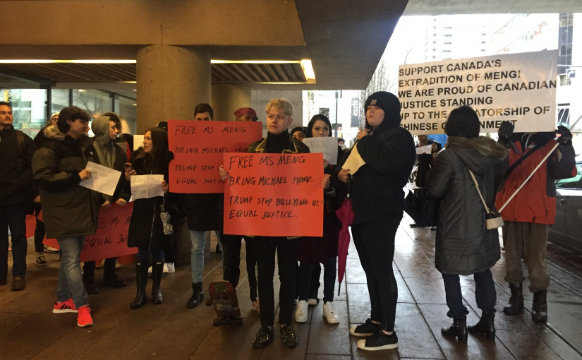 兩名華人女子  召集了到法庭外聲援孟晚舟的年輕人