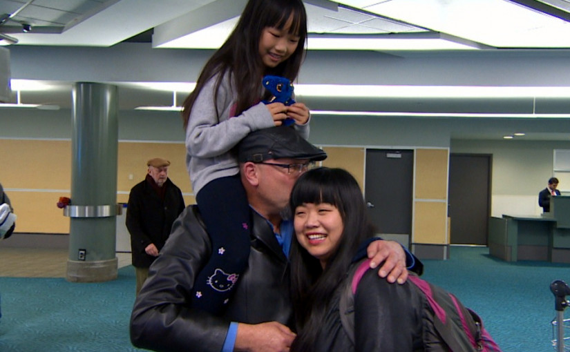 卑詩漢手持鮮花溫哥華機場喜迎結束隔離妻女