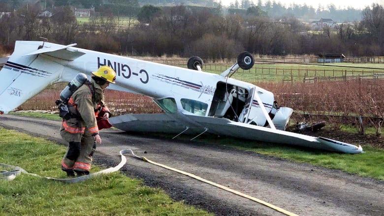 溫島小型飛機墜毀，機師與乘客逃過鬼門關　