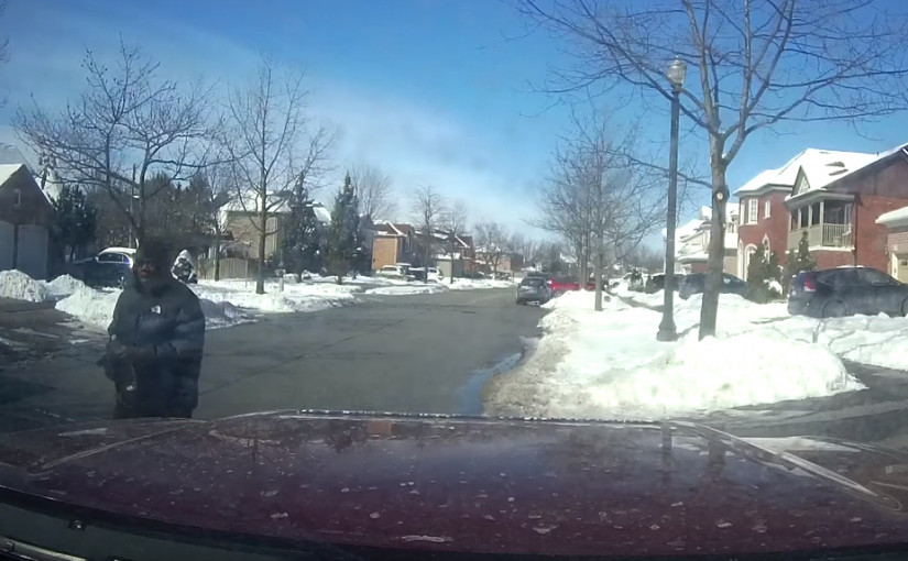 【有片】黑人男子突向路旁汽車淋易燃物料縱火