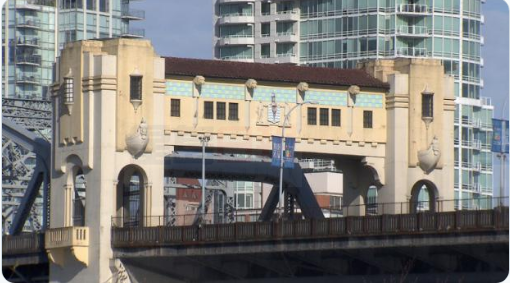 溫哥華市中心布拉德橋發生車禍 20歲青年受重傷