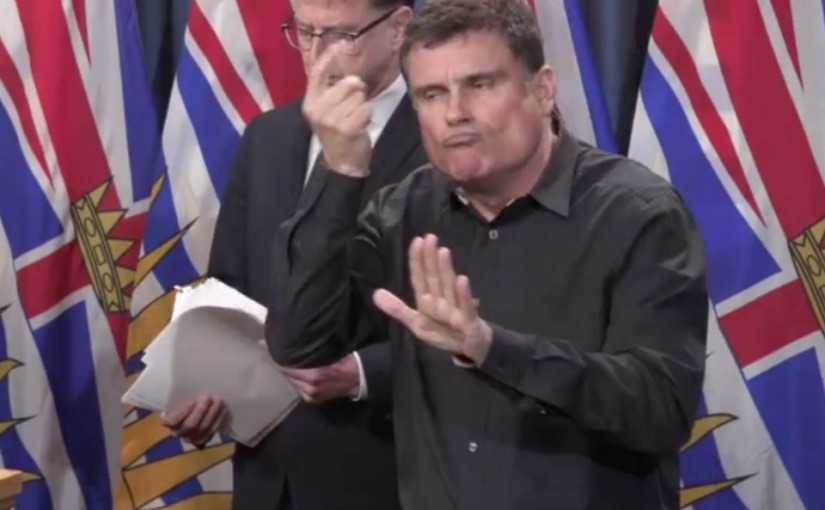 扭動身體、表情多多的卑詩手語翻譯員   成了網紅