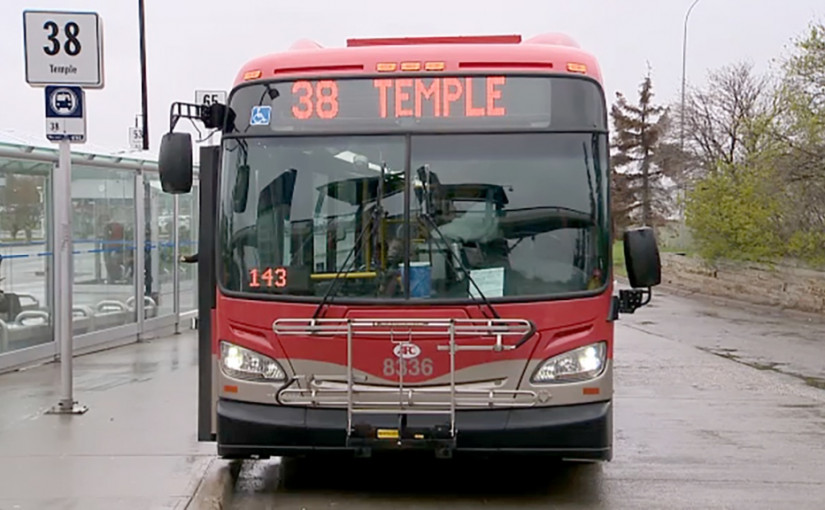 疫情期間  卡城巴士從后門上客