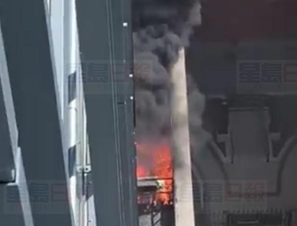 【突發/有片】多倫多市中心柏文單位起火 大量濃煙冒出