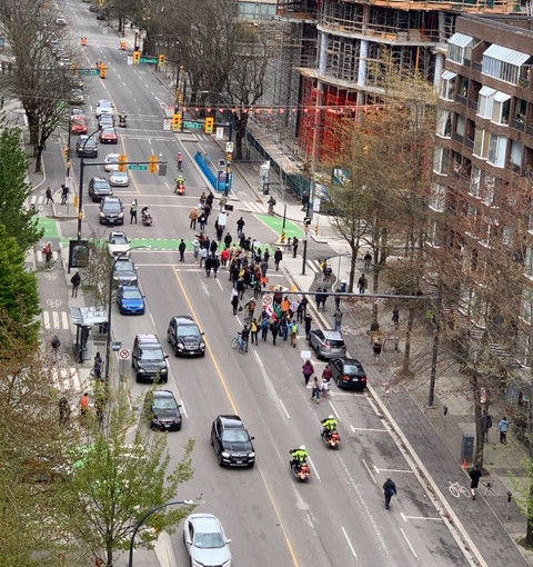 溫哥華市中心西區有反疫情期間封鎖措施的示威