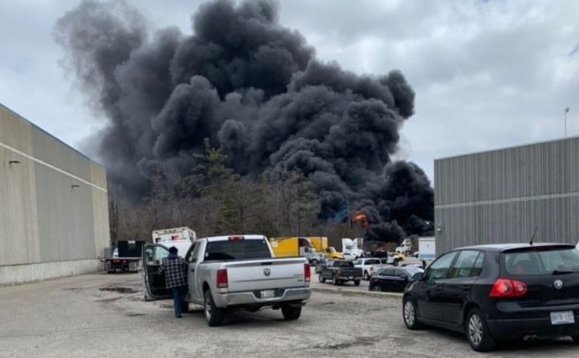 存放大量塑料容器建築物起火 冒出大量濃煙