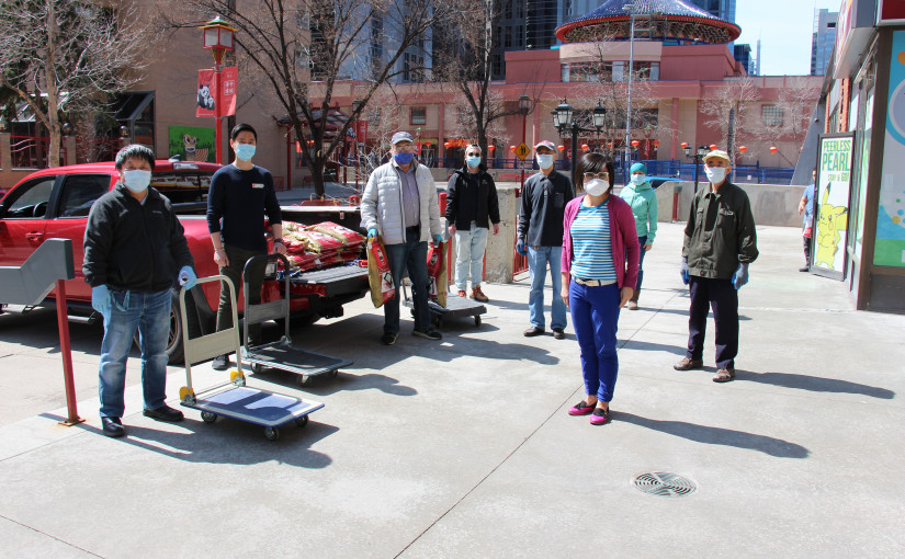 3個卡城華人社團聯合 向有需要的長者派送白米