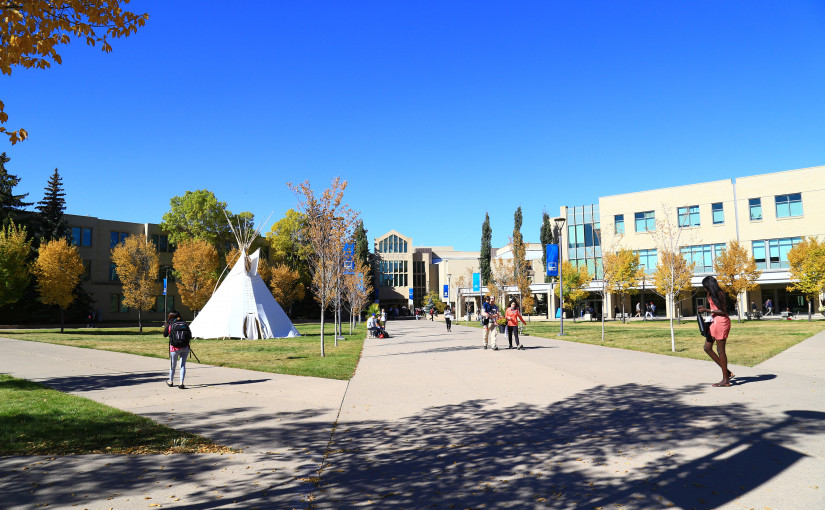 皇家山大學延長強制無薪休假